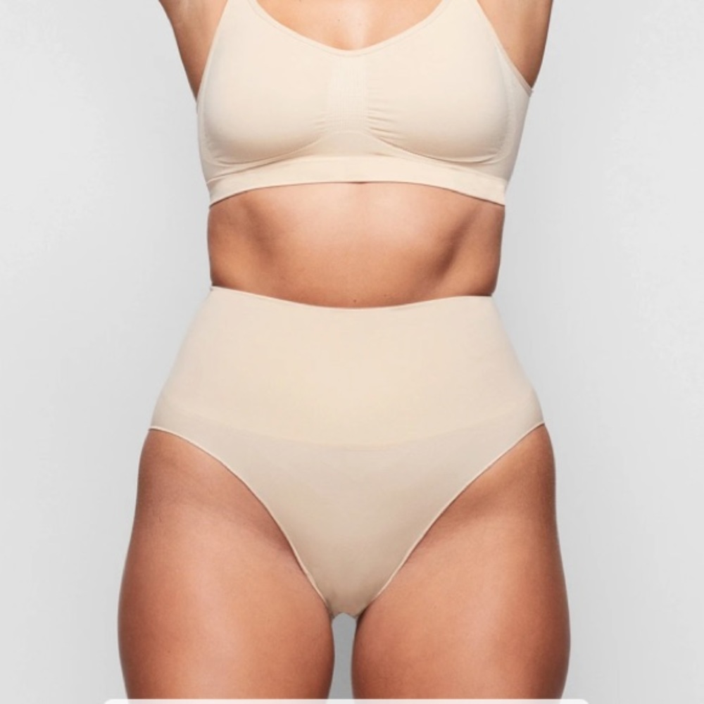 Skims CORE CONTROL BRIEF in Clay